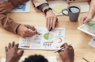 Criar conteúdo SEO - equipa a trabalhar em estratégia