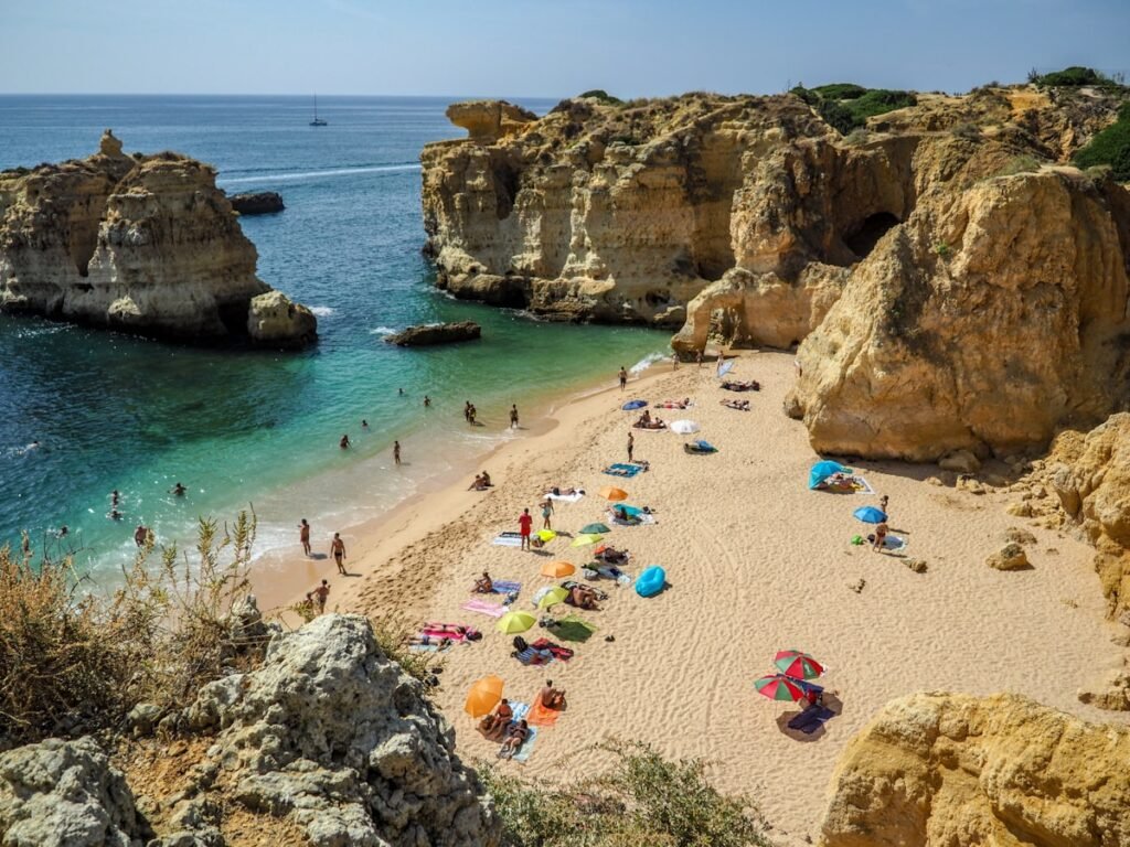 Vista da costa do Algarve, Portugal - praias e falésias