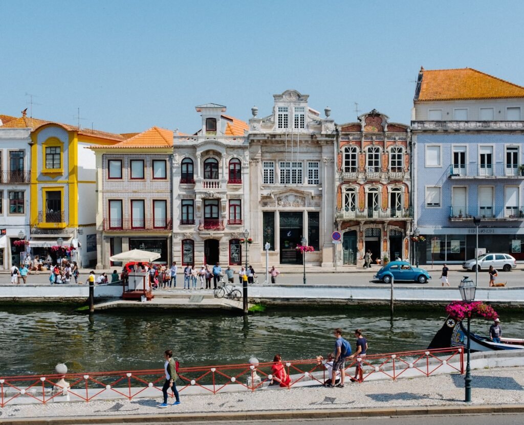 Canais de Aveiro com moliceiros tradicionais, Portugal