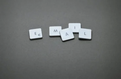 Campanha de email marketing num ecrã de computador