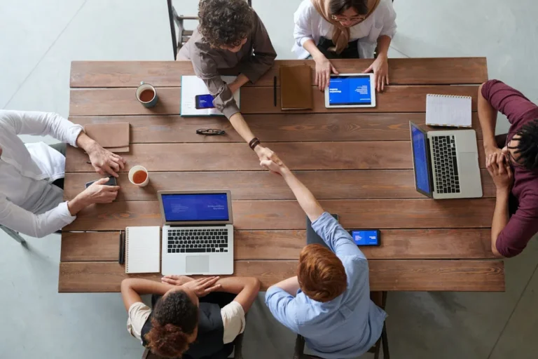 Marketing B2B no LinkedIn in a computador portátil
