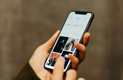 Influenciador digital a criar conteúdo com smartphone