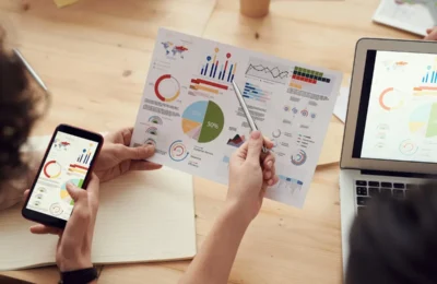 Reunião de negócios sobre orçamento de marketing digital